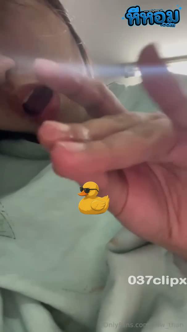 คลิปหลุด Onlyfans bow_than ตัวเล็กโบว์ โชว์ความเงี่ยนแบบเต็มที่เต็ม หน้าสวยหวานแต่สายตาอ้อนควยชิบหาย ยิ่งตอนเธอแอ่นอกบีบ นมใหญ่ๆ สองเต้าเข้าหากันจนร่องอกเบียดแน่น เห็นแล้วมันเขี้ยวอยากจับกระทุ้งให้จมเตียงนอน