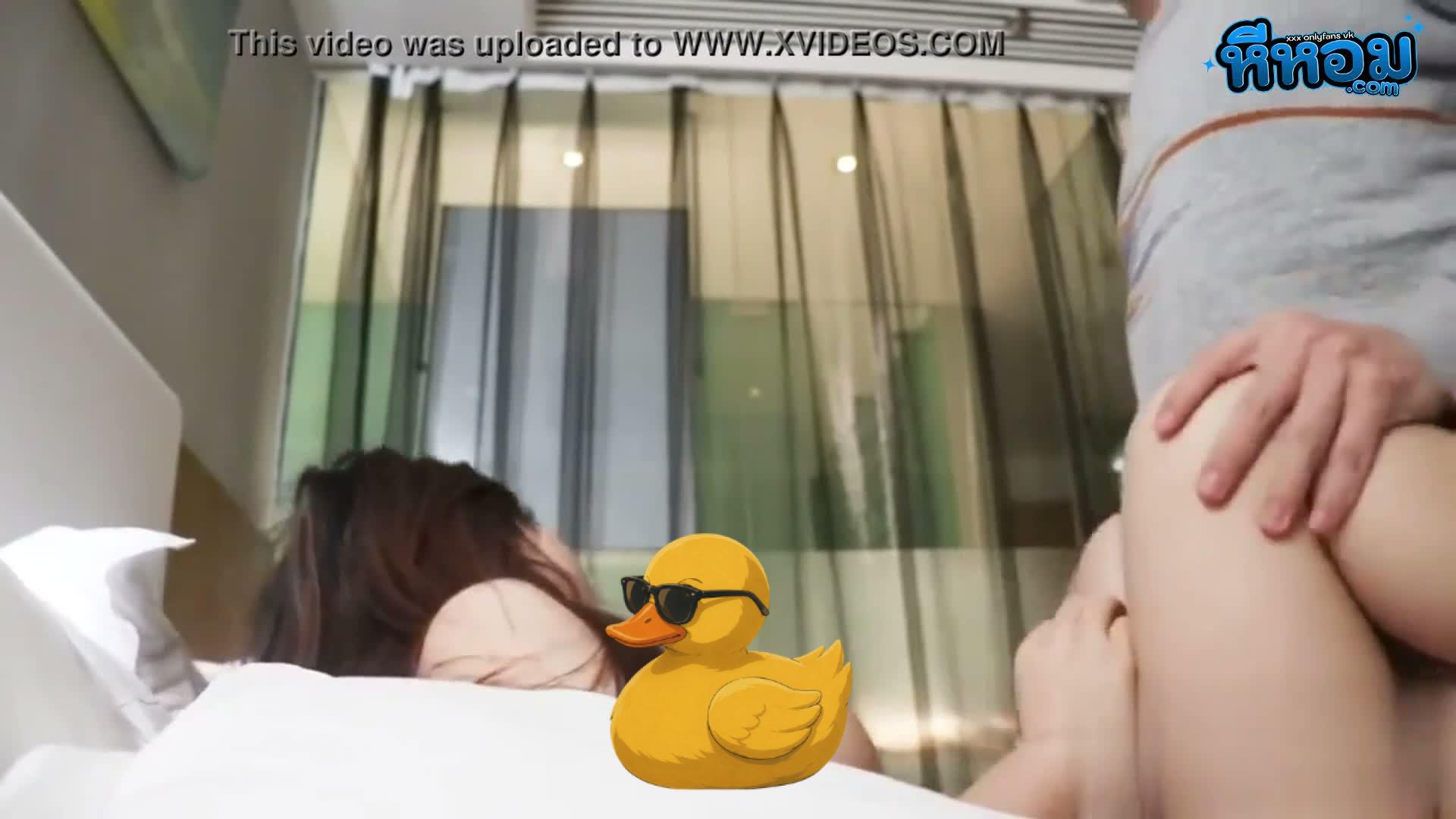 คลิปหลุด คนสวยหน้าสวย หุ่นดี ผิวผิวใส หีอมชมพู โดนกดหัวโม๊คควยใหญ่ ๆเต็มปากเต็มคำ ก่อนจะโดนใช้นิ้วแหย่รูหีจนแฉะ ก่อนจะโดนเย็ดแบบเสียว ๆ ร่านควยได้ใจจริงๆ