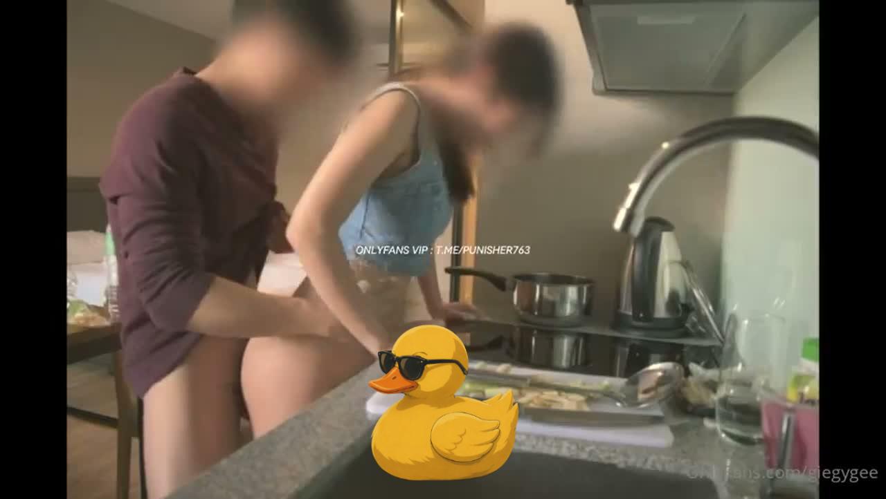 คลิปหลุด onlyfans น้องจี้ทำต้มยำแซ่บ ผัวซอยไม่ยั้งเสียวถึงเครื่อง Giegygee