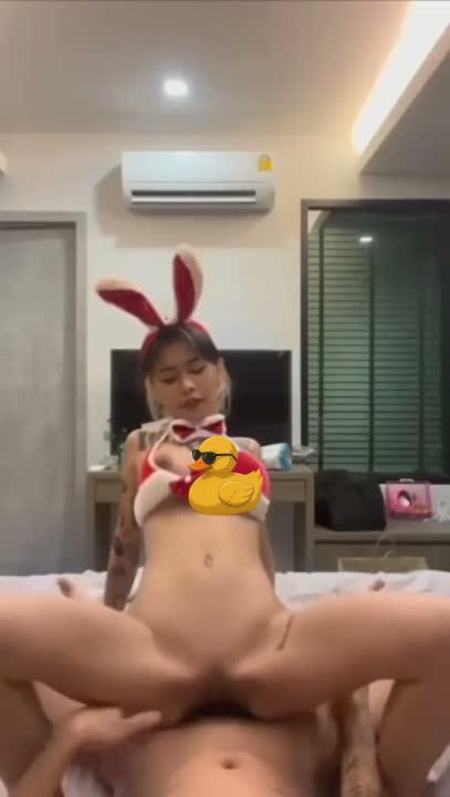 คลิปหลุด OnlyFans น้องยาหยี นางฟ้ารอยสัก ใส่ชุดซานตี้แดง ขย่มเย็ดสดเร้าใจ