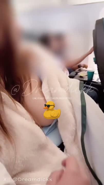 คลิปหลุดไทย dreamdickk น้องดรีมสาวอวบเปิดนมเสียวบนเครื่องบิน OnlyFans