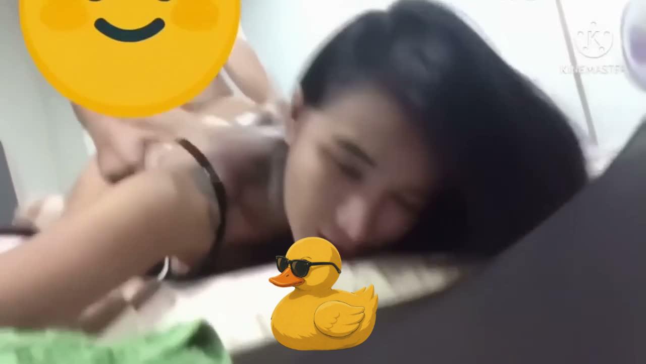 คลิปหลุดทางบ้าน น้องแอมกับแฟนตั้งกล้องเย็ดสดก่อนนอน เอวดีท่าหมา