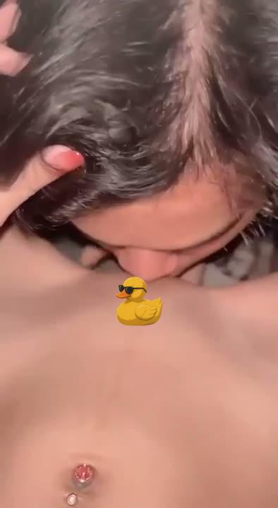 คลิปหลุดไทย น้องแว่นหมวยน่ารักดูดควยแฟนอมมิดด้ามกระเด้าท่าหมาเสียว